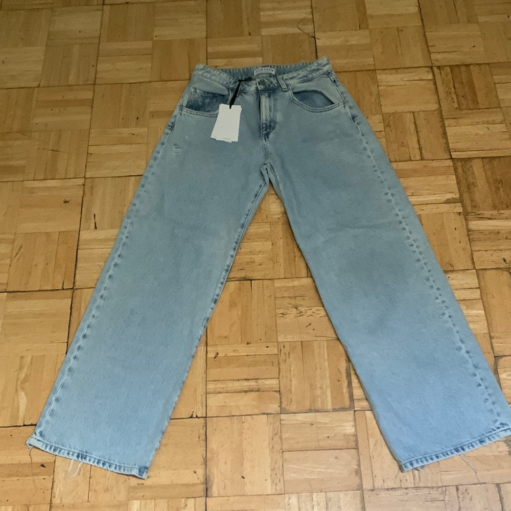 Selling women icon denim jeans
“Bea”, like Taylor Swift
